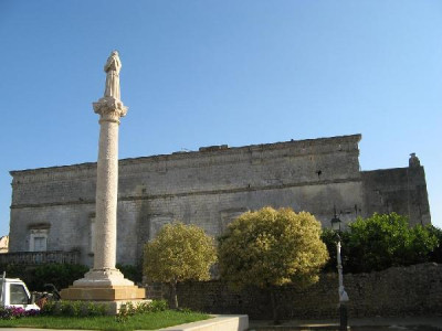 Lucugnano - piazza Comi - Uno scorcio del castello